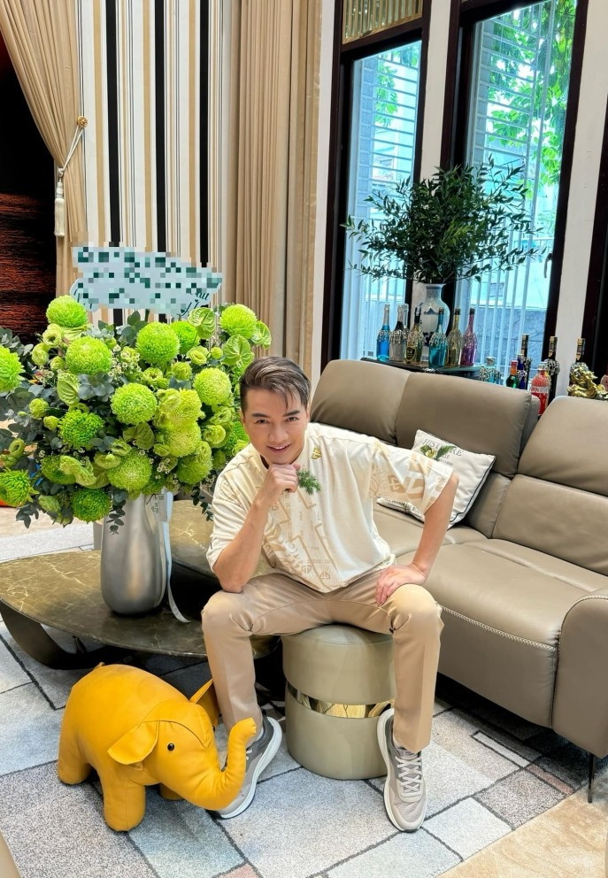 Theo nguồn tin trên Vietnamnet, Đàm Vĩnh Hưng vừa rao bán căn biệt thự tại Quận 10 (TP HCM). Nguyên nhân nam ca sĩ quyết định rao bán nhà vì muốn con trai - bé Polo Huỳnh tiện việc sinh hoạt và học tập. Ảnh: FBNV