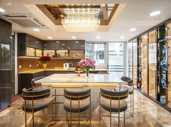 Phòng bếp sử dụng hầu hết nội thất gỗ. Ảnh: FBNV