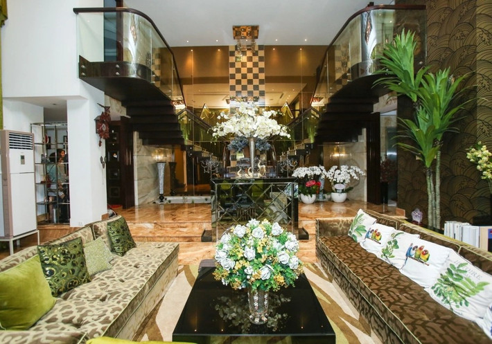 Biệt thự gồm 3 tầng, được trang bị thang máy riêng với nội thất cao cấp do chính tay nam ca sĩ lựa chọn và bài trí. Ảnh: FBNV