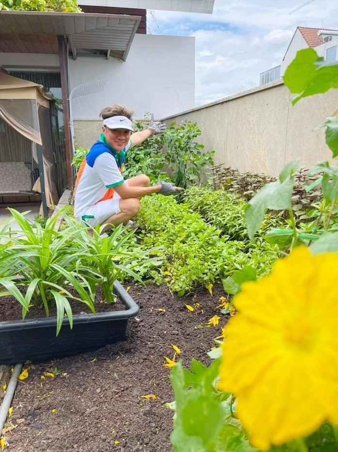 Mr Đàm còn dành một góc để trồng rau xanh, cung cấp thực phẩm sạch cho gia đình. Ảnh: FBNV