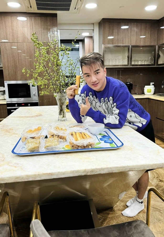 Nhiều món đồ được nam ca sĩ mang từ nước ngoài về. Ảnh: FBNV