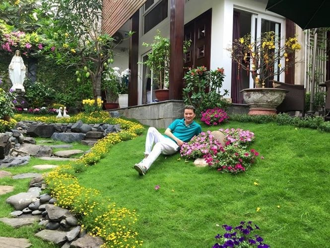 Xung quanh biệt thự có rất nhiều loại hoa đua nhau khoe sắc. Ảnh: FBNV
