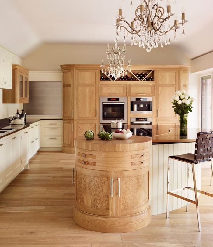 Bếp là khu vực chịu nhiệt, ẩm và dầu mỡ cao, nên việc chọn vật liệu chỉ vì đẹp mà bỏ qua độ bền là sai lầm lớn. Ảnh: Klf