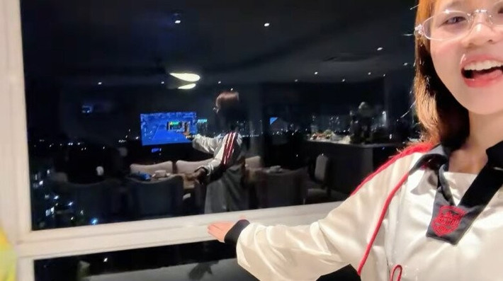 Từ căn hộ của Phạm Quỳnh Anh có thể ngắm trọn cảnh quan thành phố. Ảnh chụp màn hình