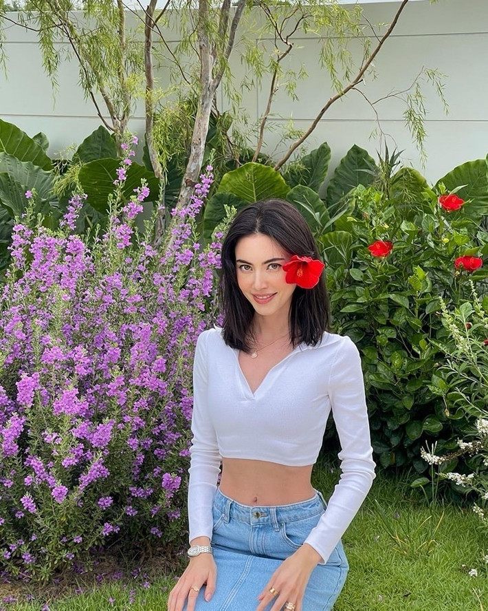 Bao quanh nhà là khu sân vườn rộng rãi với nhiều loại cây và hoa, giúp không gian thêm xanh mát. Ảnh: Khaosod