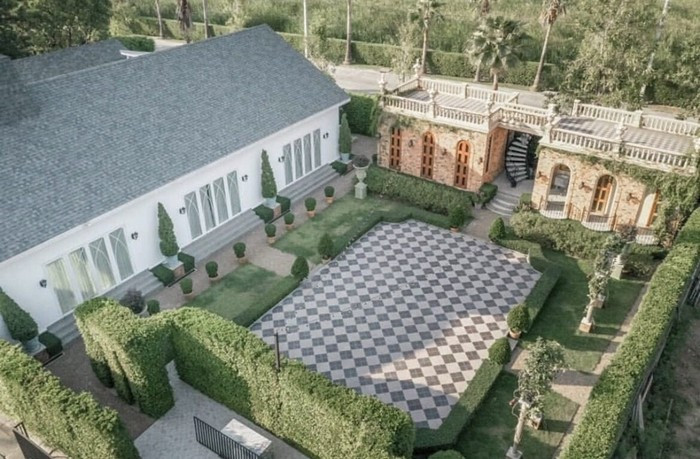 Khuôn viên biệt thự bao gồm quán cà phê, khu dã ngoại, những địa điểm chụp ảnh tuyệt đẹp cả trong nhà lẫn ngoài trời. Ảnh: Khaosod