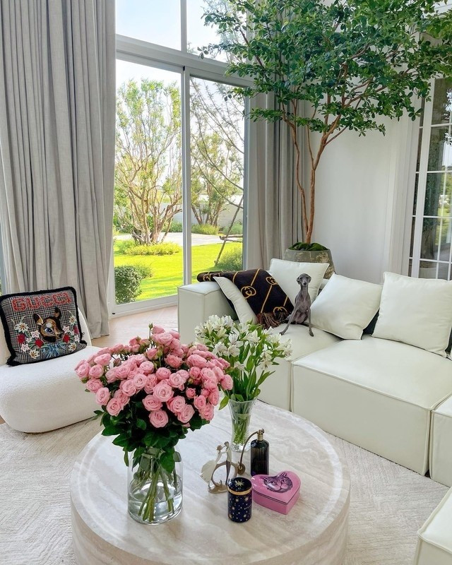 Không gian bên trong thiết kế cao rộng và thoáng đãng nhờ hệ cửa kính lớn bao quanh, giúp tận dụng tối đa ánh sáng tự nhiên. Ảnh: Khaosod