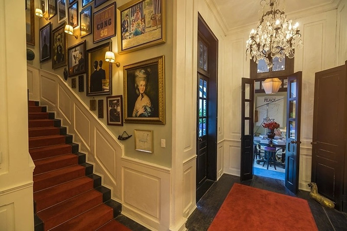 Cầu thang trải thảm thể hiện sự sang trọng. Ảnh: FBNV