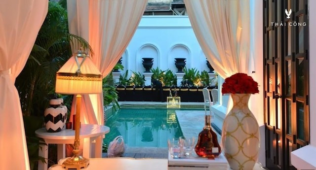 Bên ngoài là hồ bơi rộng rãi. Ảnh: FBNV