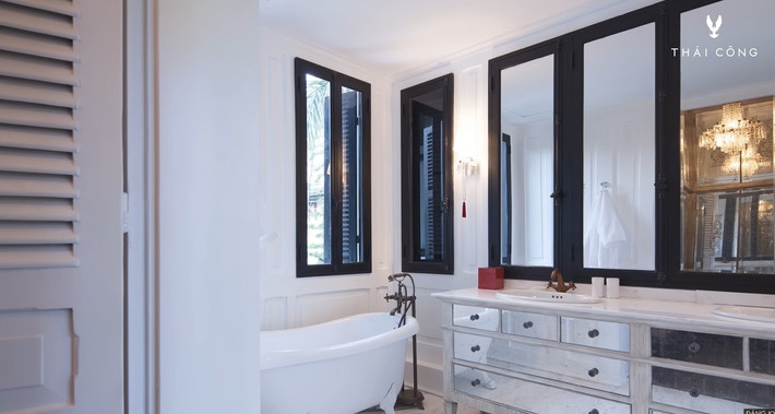 Phòng tắm theo phong cách Venice, đá cẩm thạch trắng và ốp gỗ. Ảnh: FBNV