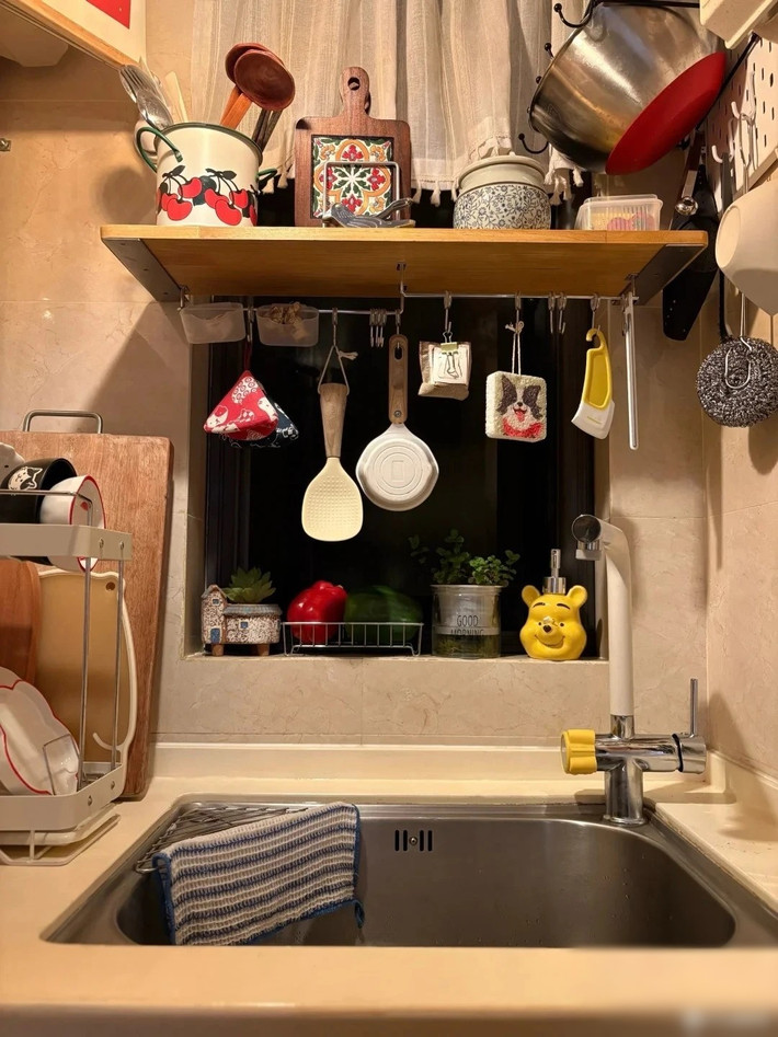 Diện tích bếp chỉ 4m2 nhưng bố trí đầy đủ công năng. Ảnh: Xiaohongshu