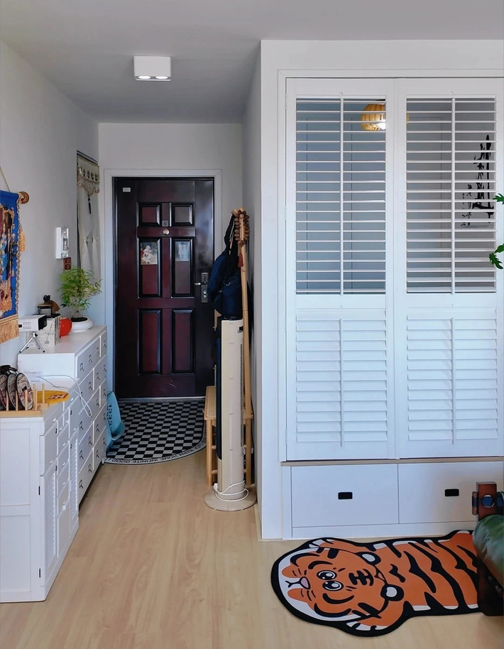 Điều gây chú ý nhất không nằm ở diện tích tổng thể, mà là phòng ngủ chỉ vỏn vẹn 3m² nằm ngay góc phải lối vào nhà. Ảnh: Xiaohongshu