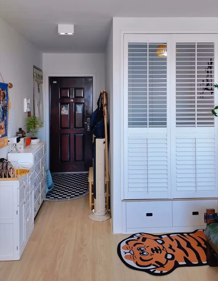 Điều gây chú ý nhất không nằm ở diện tích tổng thể, mà là phòng ngủ chỉ vỏn vẹn 3m² nằm ngay góc phải lối vào nhà. Ảnh: Xiaohongshu