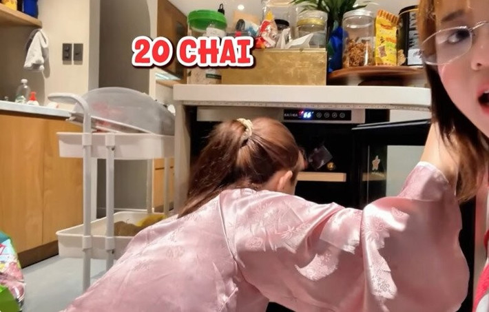 Phía dưới đảo bếp là kệ lưu trữ thông minh có tác dụng tối đa hóa diện tích. Ảnh chụp màn hình