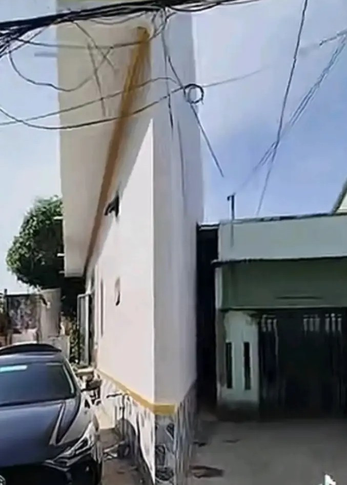 Theo lãnh đạo UBND phường Sóc Trăng, ngôi nhà "siêu mỏng" này đang thu hút sự hiếu kỳ của nhiều người. Ảnh chụp màn hình