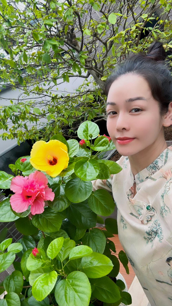 Không gian bên ngoài biệt thự thoáng đãng, nhiều cây xanh. Từ vườn nhà đến sân thượng, Nhật Kim Anh trồng nhiều loại hoa, các loại rau xanh và cây ăn quả. Ảnh: FBNV