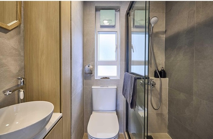 Phòng tắm nhỏ này có bồn cầu, vòi sen, khu vực thay đồ, cửa sổ và tủ chứa đồ. Ảnh: sj33