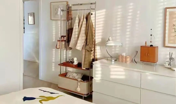 Nếu treo vài bộ thì giá treo quần áo sẽ đẹp nhưng treo đúng nhu cầu thực tế thì phòng ngủ nhìn như cửa hàng giảm giá. Ảnh: Houzz