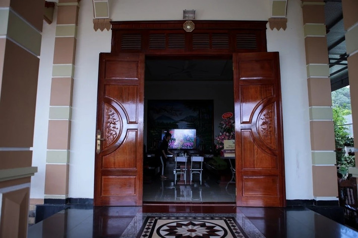 Vốn làm trong lĩnh vực xây dựng, bố Hoa hậu Đỗ Thị Hà thiết kế căn nhà với nhiều đồ nội thất gỗ. Ảnh: Znews