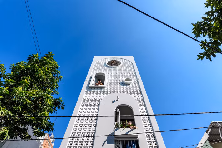 Mặt tiền được bao bọc bởi một lớp gạch bông gió màu trắng, gợi liên tưởng đến chiếc áo blouse của người bác sĩ. Ảnh: LonTon Studio