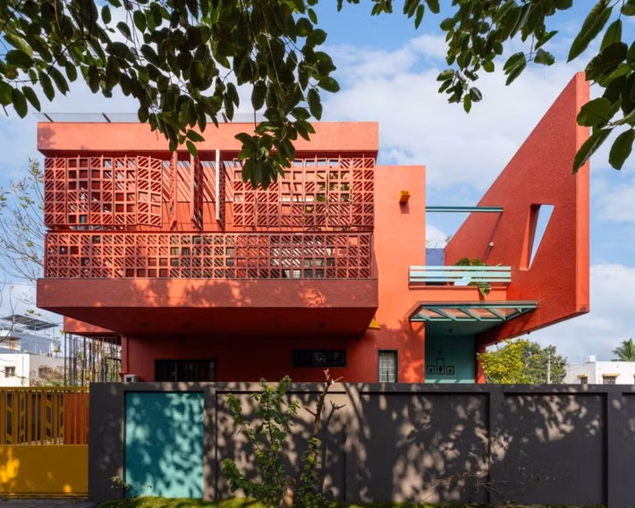 Nằm trên khu đất rộng 520 m2 trong khu đô thị sôi động tại Balaji Nagar, Sangli, bang Maharashtra (Ấn Độ), ngôi nhà được thiết kế cho chuyên gia công nghệ thông tin, với định hướng tạo dựng không gian sống thư thái. Ảnh: Thearchitectsdiary