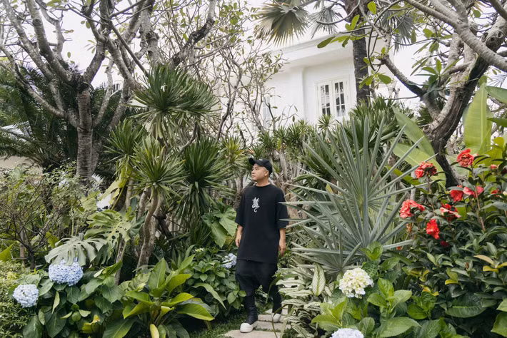 NTK Đỗ Mạnh Cường được mệnh danh là "ông bố đông con nhất showbiz Việt" với 10 người con nuôi. Ảnh: FB Do Manh Cuong