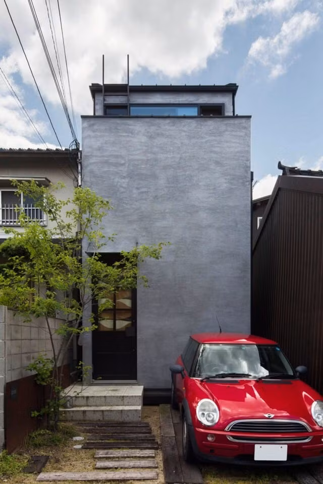 Nara House là kiểu nhà ống Nhật Bản với chiều rộng mặt tiền chưa đầy 4m. Thêm nữa, ngôi nhà còn nằm ngay gần trục đường cái khiến không gian sinh hoạt bị ảnh hưởng bởi âm thanh hỗn độn bên ngoài. Ảnh: Homeli