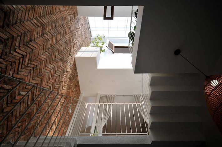 Nguồn sáng từ giếng trời giúp căn nhà ống luôn sáng và thoáng đãng. Ảnh: Quang Trần