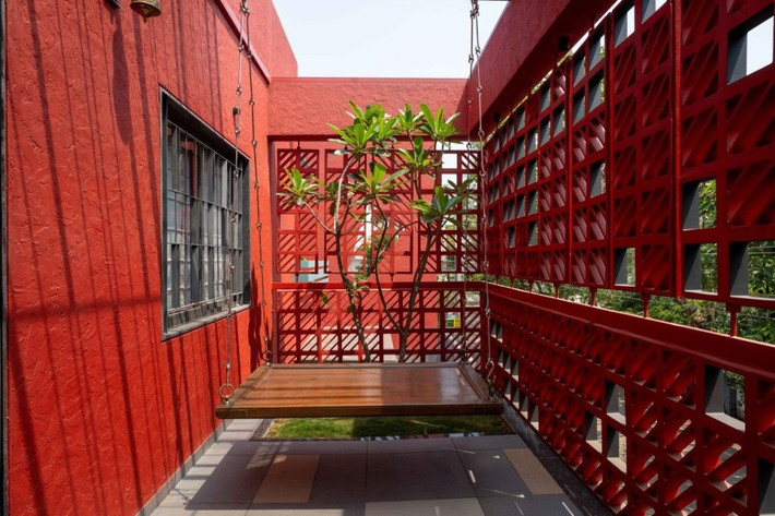Điểm đặc trưng của công trình là sự tổ chức không gian liền mạch. Ngôi nhà chuyển đổi linh hoạt giữa không gian mở, bán mở và khép kín, đảm bảo sự tương tác liền mạch giữa các không gian nội thất và bên ngoài. Ảnh: Thearchitectsdiary
