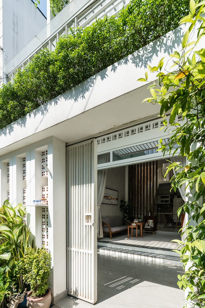 Nằm sâu trong con hẻm nhỏ đông dân cư tại TP HCM, Giabinh House là không gian sống của 4 người, một cặp vợ chồng và 2 con. Ảnh: Quang Trần