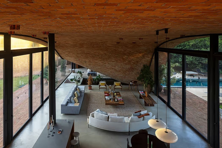 Các ô cửa được bố trí thẳng hàng để đón gió, nhờ đó hệ thống thông gió chéo giúp đẩy không khí ấm từ các phòng lớn ra ngoài. Ảnh: Homeadore