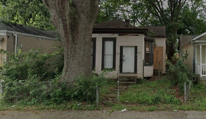 Tuy nhiên, những ngôi nhà này đều trong tình trạng xuống cấp, có cửa sổ bị bịt ván, xung quanh là bãi cỏ mọc um tùm do đã bị bỏ hoang một thời gian dài. Ảnh: Realtor