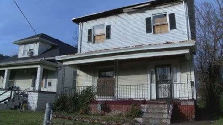 Theo quy định, để mua căn nhà giá 1 USD trong chương trình, người mua phải nộp ngân sách chi tiết, kế hoạch xây dựng, giấy tờ chứng minh năng lực tài chính và mục đích sử dụng cuối cùng và hoàn tất cải tạo trong vòng 12 tháng. Ảnh: WAVE News