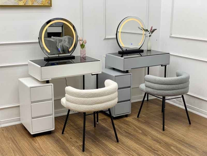 Bàn trang điểm trong phòng ngủ chỉ toàn hộp mỹ phẩm cũ, đồ trang sức lẫn hóa đơn. Ảnh: Nội thất Thiên Hòa Lợi