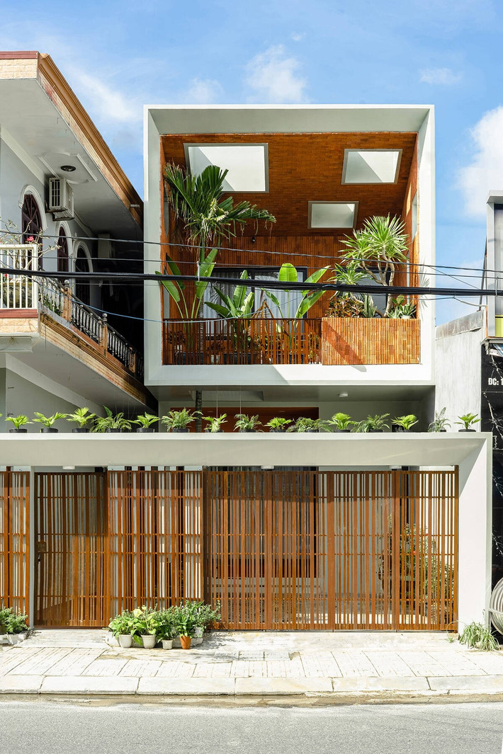 Khoảng sân trung tâm là nơi diễn ra các hoạt động thường nhật, các thành viên trong gia đình có thể tương tác tự nhiên mà không xâm lấn đời sống riêng của nhau. Ảnh: Phan Trọng Tín - Minh Anh