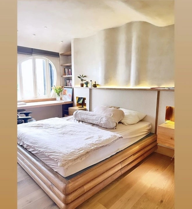 Không còn đậm chất hoài cổ, phòng ngủ trở nên nữ tính hơn với sơn màu trắng ngà. Ảnh: FBVN