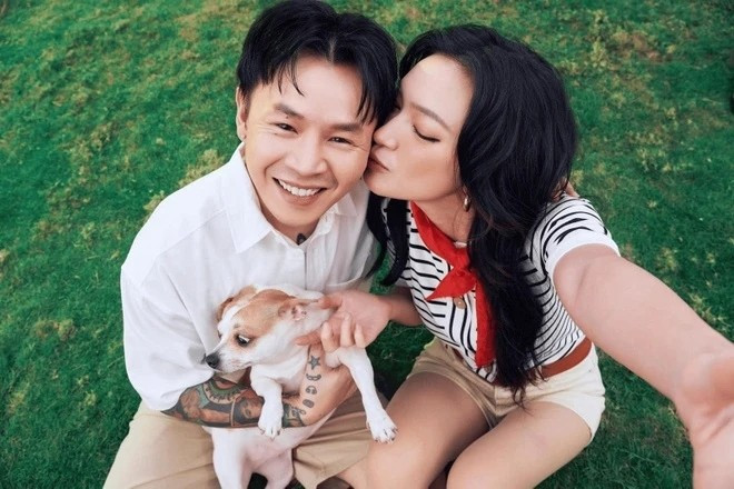 Trong đêm nhạc mới đây của Soobin, Binz xuất hiện với vai trò khách mời. Khi được khán giả hỏi: “Khi nào cưới?”, Binz cho biết “Sớm thôi”. Động thái này của Binz được cho là úp mở chuyện kết hôn với bạn gái Châu Bùi. Ảnh: FBNV