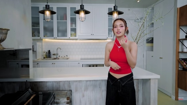 Không gian bếp không có nhiều sự thay đổi về thiết kế và kiến trúc. Châu Bùi chỉ sơn lại từ màu xanh sang màu trắng. Ảnh: FBVN