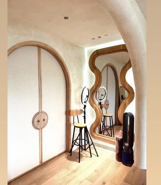 Nội thất phòng ngủ cũng đơn giản hơn. Ảnh: FBVN