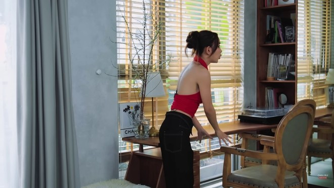 Nhưng sau khi ở một thời gian, Châu Bùi thay đổi nội thất để không gian nhà trở nên thoáng đãng và rộng rãi hơn. Ảnh: FBVN