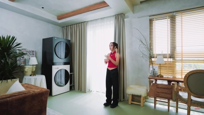 Châu Bùi đổi sang tone màu trầm ấm hơn. Bàn ghế đều là chất liệu gỗ màu nâu, kết hợp sàn hiệu ứng và tường trơn. Ảnh: FBVN