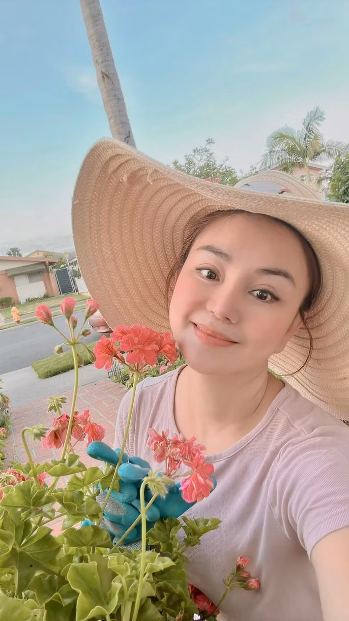 Nữ ca sĩ hóa "nông dân" giản dị, chăm sóc vườn hoa quanh nhà. Ảnh: FB Nguyễn Vy Oanh