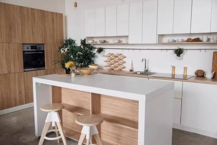 Thực tế, về mặt công năng, đây là "điểm chết" nếu không được khai thác triệt để. Khi nấu ăn, gia chủ vẫn thiếu chỗ sơ chế, thiếu chỗ cất đồ trong khi đảo bếp thì trở thành “vật cản giao thông” giữa bếp. Ảnh: Noithatlanha