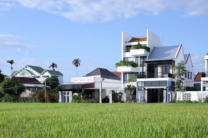 Nằm trên khu đất có chiều sâu 25m và chiều ngang 4,7m tại vùng ven Hội An, Navi’s House được thiết kế nhằm phục vụ không gian sống cho một gia đình trẻ với hai con nhỏ và lưu trú du lịch. Ảnh: Sukha Studio