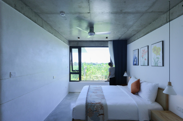 Phòng ngủ được bố trí ở đầu và cuối công trình, tiếp cận trực tiếp với mặt trước – sau để đảm bảo khả năng chiếu sáng và thông gió tự nhiên. Ảnh: Sukha Studio.