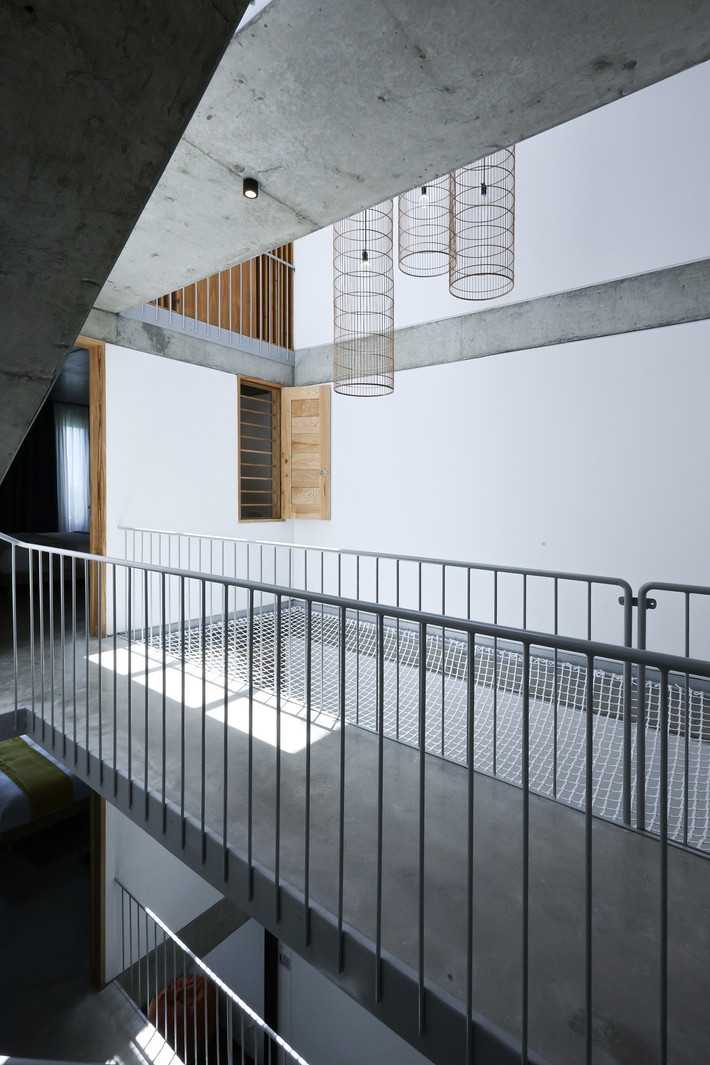 Nhờ giải pháp đó lại có thêm một khoảng không giếng trời rộng giúp lưu thông không khí, lấy ánh sáng tự nhiên, tạo ra sự kết nối giữa các không gian. Ảnh: Sukha Studio.