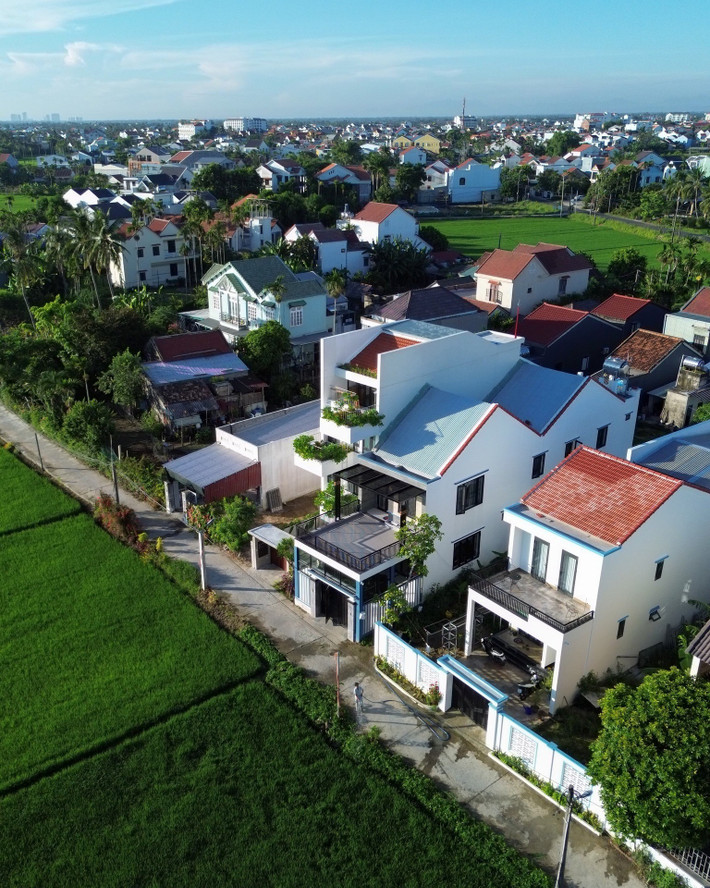 Theo đó, công trình được bố trí lùi về phía sau so với mặt đường, mở ra không gian rộng phía trước tạo khoảng cách với không gian công cộng. Ảnh: Sukha Studio.