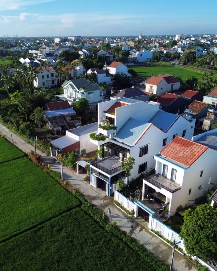 Theo đó, công trình được bố trí lùi về phía sau so với mặt đường, mở ra không gian rộng phía trước tạo khoảng cách với không gian công cộng. Ảnh: Sukha Studio.