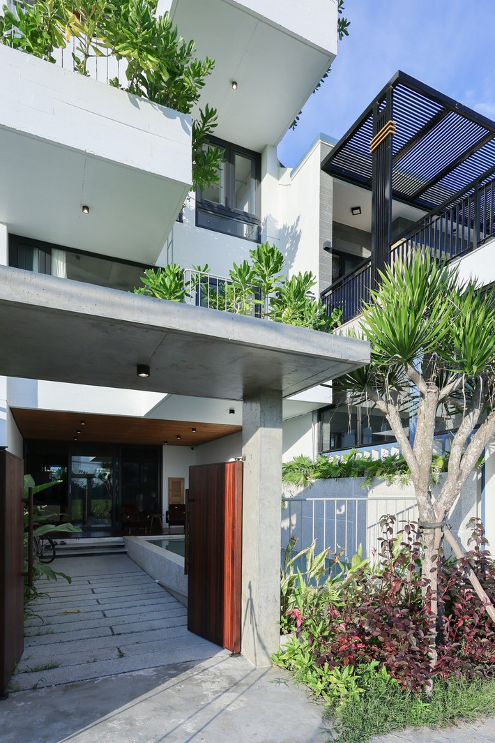 Mặt đứng công trình được thiết kế “đóng- mở” linh hoạt, gần gũi với thiên nhiên. Ảnh: Sukha Studio.