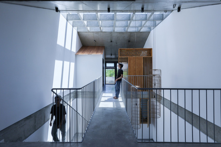 Ở tầng trên các khu vực chức năng được kết nối với nhau bởi cầu thang và hành lang chạy dọc nhà giúp tối ưu không gian bị hạn chế chiều ngang. Ảnh: Sukha Studio.